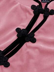 Olithes 女士时尚通勤中国风撞色T恤，饰有精致荷叶边和立领，简约修身立领女式T恤，中式立领，通勤和派对穿着皆宜，丝绒红色面料，适合派对、新年假期等场合。 - 粉色 - 查看 5