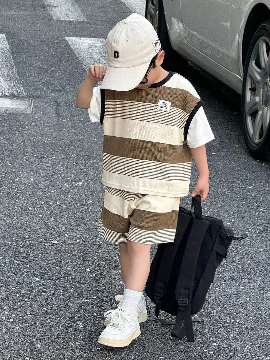 SHEIN Little Byeori 2件套男童休闲学院风舒适时尚简约百搭夏季可爱二合一条纹圆领T恤和松紧腰短裤套装，适合日常穿着、上学、外出、运动、春夏穿着。 - 咖啡棕 - 查看 1