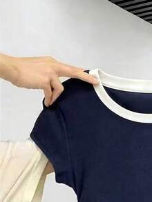 Resyla Camiseta casual de mujer con cuello redondo, manga corta, plisada y bordado de caballero - Azul Marino - Ver 4