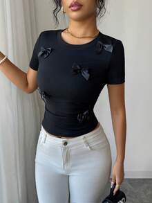 SHEIN Elenzya 女士优雅休闲甜美蝴蝶结装饰时尚3D圆领短袖T恤，适合女士派对、约会、工作通勤、毕业季、返校季、毕业典礼、教师节、情人节、感恩节、返校季、日常穿着、春夏、蝴蝶结短袖T恤 - 黑色 - 查看 1
