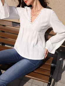 Mulvari 女士法式夏季沙滩度假V领长袖蕾丝边衬衫 - 白色 - 查看 6