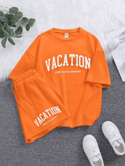 SHEIN Conjunto de camiseta de manga corta con cuello redondo y estampado de letras, y pantalones cortos de punto informal para niñas preadolescentes