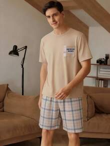SHEIN 青少年男童卡其色简约宽松圆领T恤，格子拼接字母印花，搭配格子短裤，休闲家居睡衣套装，舒适百搭，适合日常穿着、居家和度假。 - 卡其色 - 查看 4