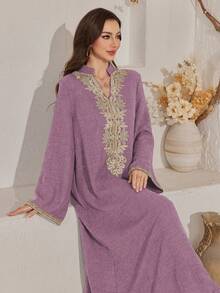 Al Najma V领长袖刺绣领连衣裙，带镂空设计 - 紫色 - 查看 7