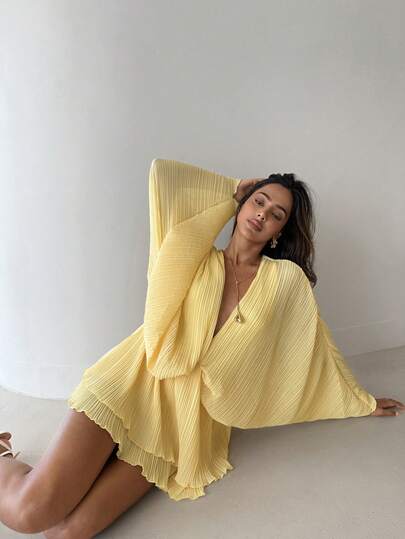 Aloruh Women's Elegant V-Neck Batwing Sleeve Pleated Fabric Mini Dress