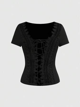 Goth t-shirt moulant à dos nu avec empiècements en dentelle et croisillons