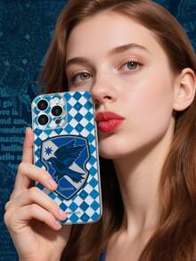 HARRY POTTER X SHEIN 1个拉文克劳图案手机壳 - 时尚美观的蓝色棋盘格鹰徽设计 | 时尚透明防震软壳，兼容iPhone 17/17 Pro/17 Pro Max/Air 和 16/15/14/13/12/11/Pro/Pro Max/X/XR/XS/XS Max/7/8/Plus - 無色 - 查看 6