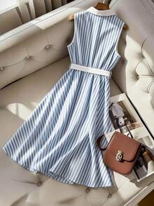 GlowEve CURVE 大码女式夏季时尚优雅通勤衬衫领蓝白条纹无袖收腰A字连衣裙 - 藍色 - 查看 2