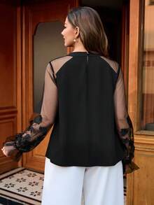 SHEIN Clasi Áo kiểu nữ cỡ lớn thanh lịch, tối giản, thêu họa tiết, tay lưới, thích hợp cho đi học, dự tiệc, Giáng sinh, đám cưới, Ngày của Mẹ, lễ hội âm nhạc. - màu đen - Xem 2