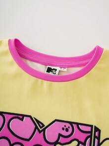 MTV | SHEIN طقم تي شيرت قصير الأكمام وشورت للفتاة الصغيرة، طراز كاجوال صيفي عصري بتصميم قلب وحرف مع خطوط متباينة - روز أحمر - مشاهدة 3