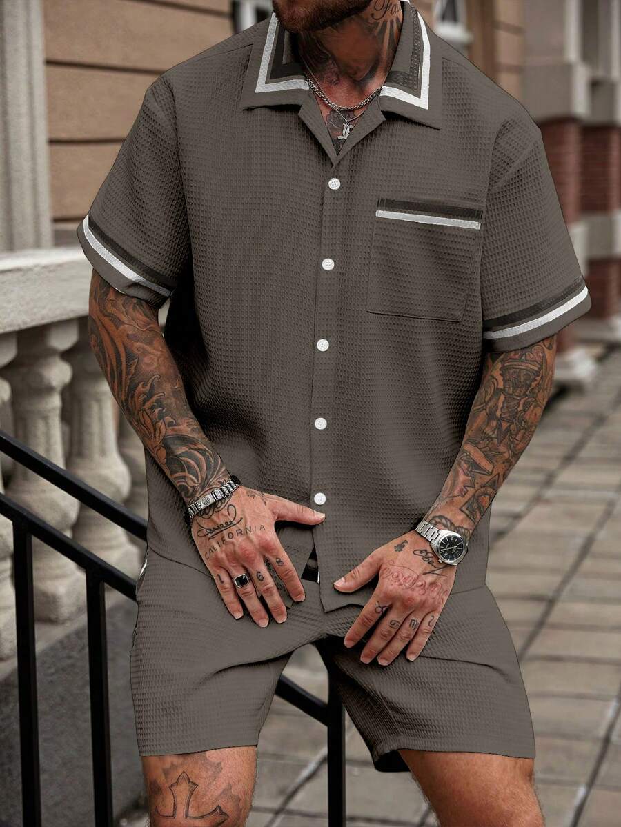 Manfinity Homme 男士撞色滚边纽扣前开襟纹理短袖衬衫和短裤套装 - 灰色 - 查看 1