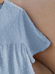 Rusticease Blus Peplum Panjang Ukuran Plus Warna Biru Muda dari Kain Tenun dengan Lengan Pendek Bergelombang dan Hem Berkerut untuk Wanita Ukuran Plus - Baby Blue - View 4