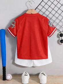 SHEIN 男童蓝色夏季字母图案撞色圆领短袖纽扣衬衫，街头运动休闲风，柔软舒适，适合户外、运动、通勤、上学、日常休闲、度假、春夏穿着。 - 紅色 - 查看 2