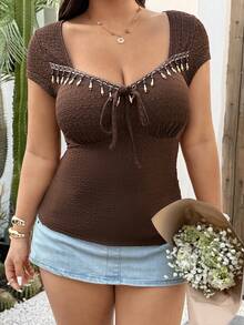 Sunnyshic Lässiges, elegantes, minimalistisches Damen T-Shirt mit französischem Herzausschnitt, Kurzarm, figurbetonter Jacquard-Optik und Quasten, große Größen, für den Urlaub - Braun - Übersicht 6