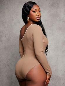 SHEIN SXY 大码女式性感不对称露肩撞色长袖紧身弹力针织连体衣，适合休闲穿着和外出，春夏款 - 卡其色 - 查看 2