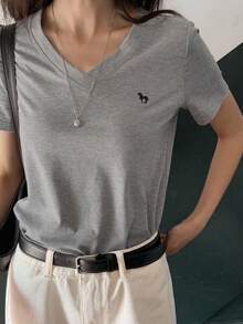 DAZY 女士V领短袖休闲T恤，饰有刺绣，宽松百搭，夏季款