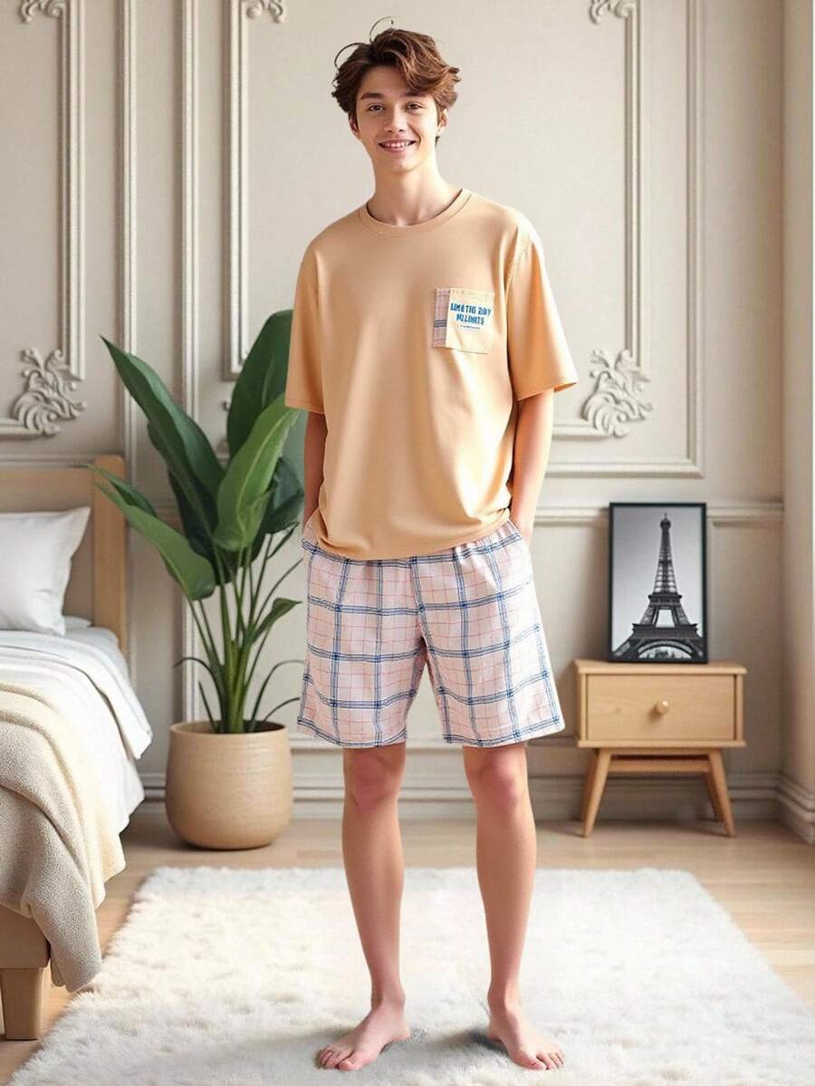 SHEIN 青少年男童卡其色简约宽松圆领T恤，格子拼接字母印花，搭配格子短裤，休闲家居睡衣套装，舒适百搭，适合日常穿着、居家和度假。