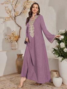 Al Najma V领长袖刺绣领连衣裙，带镂空设计 - 紫色 - 查看 5