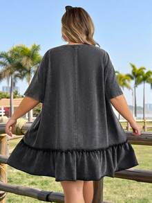 SHEIN CURVE+ 大码女装夏季圆领短袖荷叶边下摆休闲连衣裙，秋季，太阳裙，可爱，度假，欧洲夏季，街头风，Y2K，乡村，海滩，休闲连衣裙，2000年代风格，黑色，西部风，乡村音乐会，学校，早午餐，复古，颓废风，娃娃裙，返校季/2026/新年 - 黑色 - 查看 2