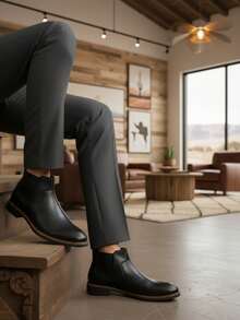 Botines Chelsea clásicos de piel para hombre, en colores marron y negro con panel lateral elástico, ideales para ocasiones formales e informales. Elegantes botines de piel negra para hombre, fáciles de poner y quitar, con paneles elásticos texturizados para mayor comodidad diaria. Botines Chelsea de piel auténtica para hombre, en color negro, con suela resistente, perfectos para un estilo informal de negocios. - Negro - Ver 2