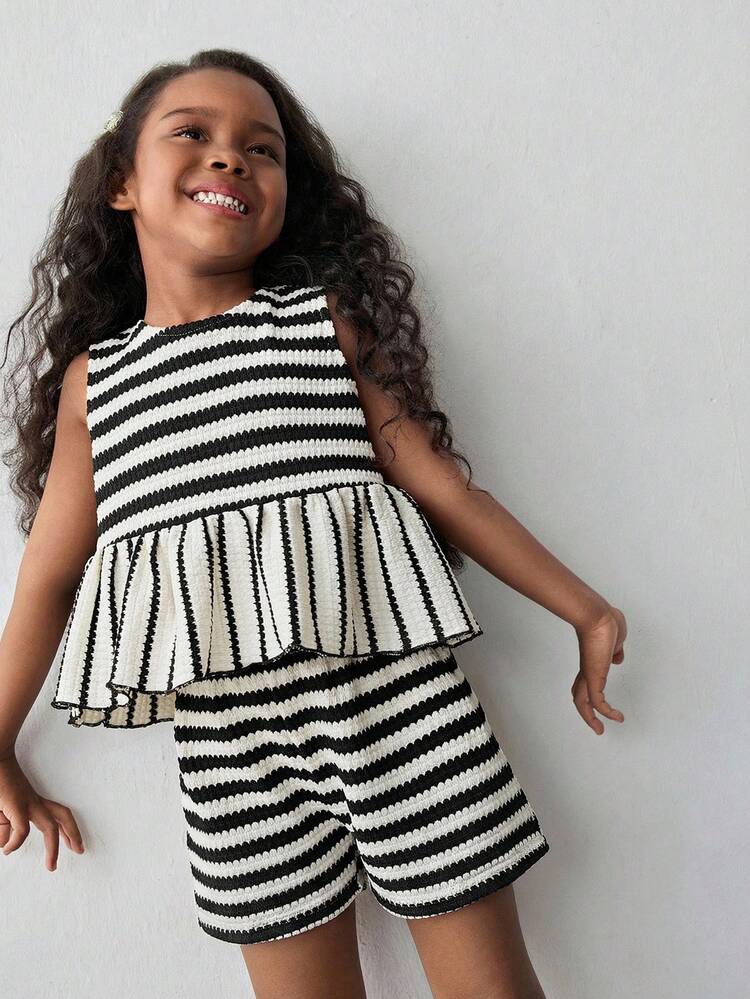 SHEIN Conjunto lindo de camiseta de tirantes con volantes y lazo, y shorts a rayas para niña - Blanco y Negro - Añade 2