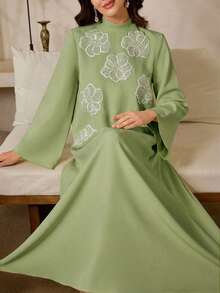 Al Najma 女士优雅阿拉伯风格连衣裙，饰有贴花，立领和喇叭袖 - 綠色 - 查看 3