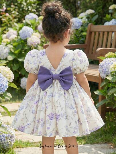 Cozy Pixies Blommigt tryck med färgblock och rosettdekorationer för babyflicka, rund halsringning, puffärm och åtsittande midja