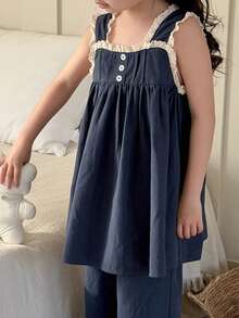 DAZY Bộ đồ ngủ mùa hè 2 món cho bé gái, gồm áo hai dây và quần short phối ren bèo nhún tương phản dễ thương. - Màu xanh hải quân - Xem 4