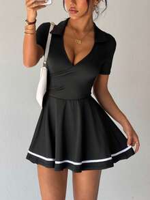 CourtClass Vestido Esportivo Feminino com Gola Polo em V, Manga Curta, Bainha com Babado, Recorte Colorido, com Shorts Embutidos e Bolsos, Adequado para Uso Casual Diário, Corrida, Ioga, Academia, Tênis, Golfe, Etc., Primavera/Verão/Outono - Preto - Visão 2