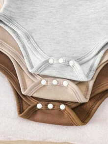 SHEIN Vintaside Kids Conjunto de 3 piezas de body de manga larga de cuello redondo de unicolor para bebé niño, disponible en negro, blanco y gris, estilo de moda, diseño de patrón simple con unicolor para un aspecto premium, corte holgado adecuado para diferentes tipos de Body. El conjunto de 3 piezas incluye una parte superior de body y 3 pantalones largos sin cintura, adecuado para varias ocasiones: adecuado para juegos al aire libre, fácil y libre; adecuado para el ocio en el hogar, cómodo y disfrutable; adecuado para deportes, flexible y activo; - Multicolor - Ver 7