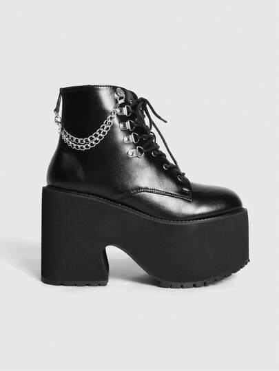 Sugerpunk Damstövlar i svart punkstil med rund tå, kedjedekor, dragkedja i sidan och tjock klack