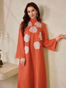 Al Najma 女士优雅阿拉伯风格连衣裙，饰有贴花，立领和喇叭袖 - 橘色 - 查看 1