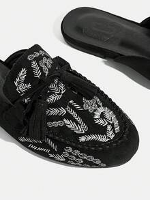 CUCCOO TILAWA Mulas de tacón plano negro de gamuza con bordado, borla y lazo para mujer, zapatos retro de moda cómodos para ir al trabajo - Negro - Ver 5