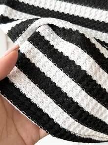 SHEIN 少女夏季时尚修身休闲简约舒适黑白条纹吊带背心短裤套装，适合度假穿着 - 黑與白 - 查看 5