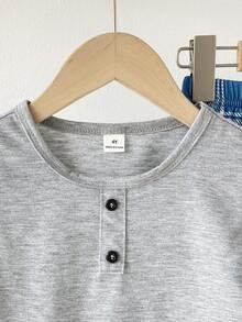2 pièces Ensemble Top à manches courtes col rond gris décontracté et pantalon à carreaux bleus pour jeune garçon, tenue de détente d'été - Bleu ciel - Voir 5