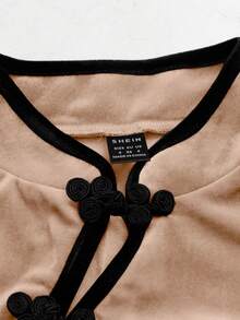 Olithes T-shirt de style chinois de mode pour femmes, de couleur contrastée. Décoré d'un volant raffiné et d'un col montant. T-shirt ajusté minimaliste pour femmes avec col montant. Col mao de style chinois, pour le travail et les fêtes. En velours rouge, pour les fêtes et le Nouvel An - Champagne - Voir 4