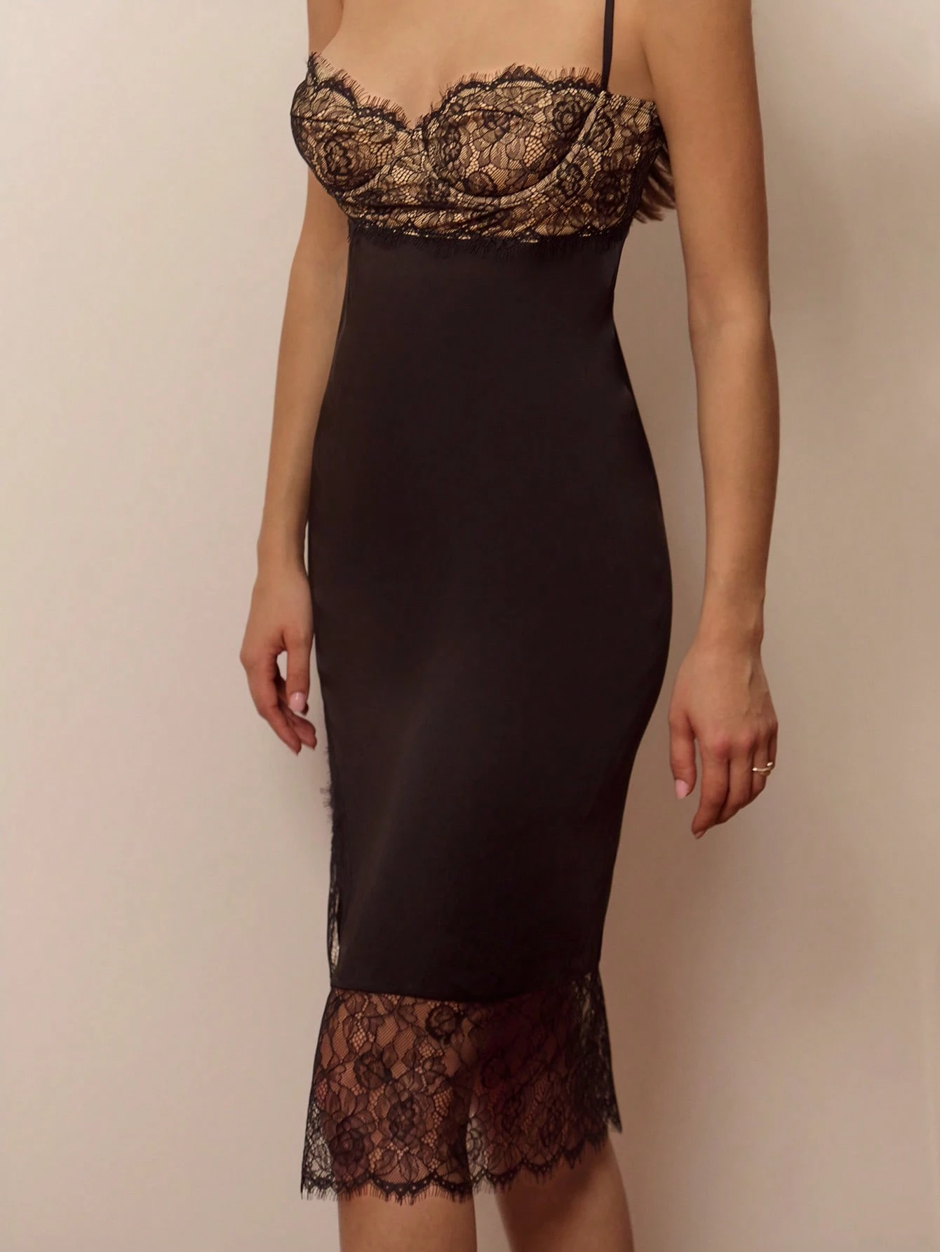 Schwarzes Satinkleid mit Spitze im Midi-Länge mit Spitzensaum, eleganter Partylook