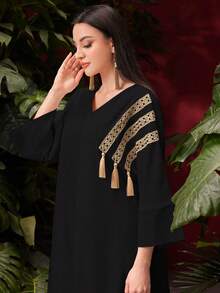 Al Najma Gaun Maxi Arab Model V-Neck Longgar dengan Lengan 3/4 dan Hiasan Rumbai Patchwork - Hitam - View 3