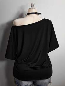 SHEIN ICON Camiseta Assimétrica de Ombro Larga com Estampa de Coração Punk GRUNGE para Mulheres Plus Size - Preto - Visão 2