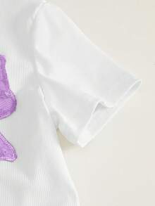 Genkimix Kids 这款少女时尚圆领涤纶修身短袖上衣搭配长款运动裤，饰有蝴蝶结和蕾丝图案，是春夏返校季的理想之选。红色两件套包括：红色蕾丝蝴蝶结白色珍珠蝴蝶结刺绣圆领短袖T恤，搭配白色罗纹腰带和白色罗纹边饰红色休闲裤。适合女孩日常穿着，休闲时尚，通勤、上学、外出、夏季穿着皆宜，也可作为优雅的派对礼服。 - 淡紫色 - 查看 5