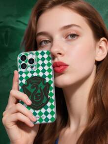 HARRY POTTER X SHEIN 1个手机壳 - 时尚优雅的绿色棋盘格蛇形徽章设计 | 透明防震软壳 | 兼容 iPhone 17/17 Pro/17 Pro Max/Air 和 16/15/14/13/12/11/Pro/Pro Max/X/XR/XS/XS Max/7/8/Plus - 無色 - 查看 4