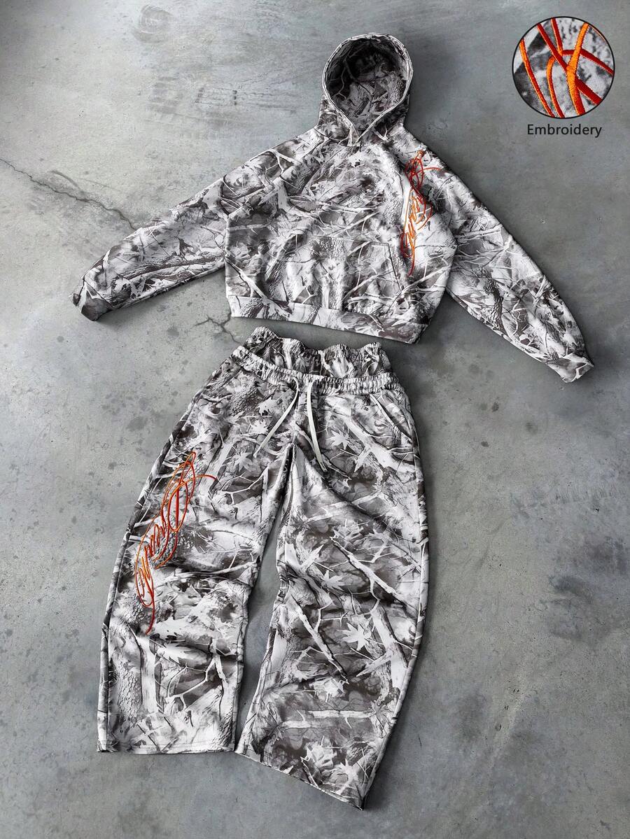 Manfinity Roghcode 男士街头风迷彩印花连帽衫套装,饰有3D刺绣英文字母签名,适合户外音乐节、休闲外出、送给男友/丈夫的礼物、周年纪念日礼物。Y2K风格男士服装,男士套装,男士街头服饰套装,Y2K运动服,男士迷彩两件套。 - 彩色 - 查看 1