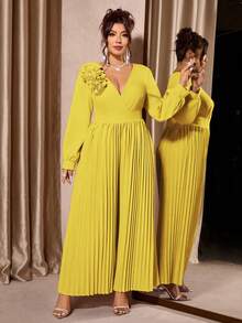 Mono holgado elegante de talla grande para mujer con cuello en V cruzado, cintura estilizada, bordado floral tridimensional y pliegues - Amarillo - Ver 8