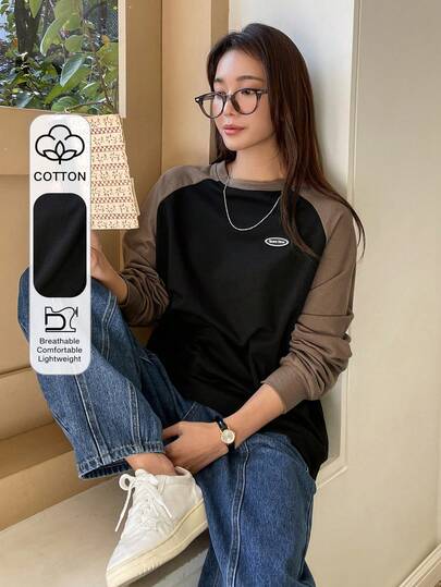 DAZY Camiseta de manga raglán con bloqueo de color y parche de letra, ropa de otoño tops con estilo universitario de manga larga para mujer