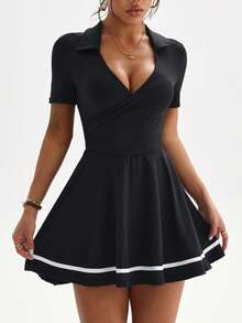 CourtClass Vestido Esportivo Feminino com Gola Polo em V, Manga Curta, Bainha com Babado, Recorte Colorido, com Shorts Embutidos e Bolsos, Adequado para Uso Casual Diário, Corrida, Ioga, Academia, Tênis, Golfe, Etc., Primavera/Verão/Outono - Preto - Visão 5