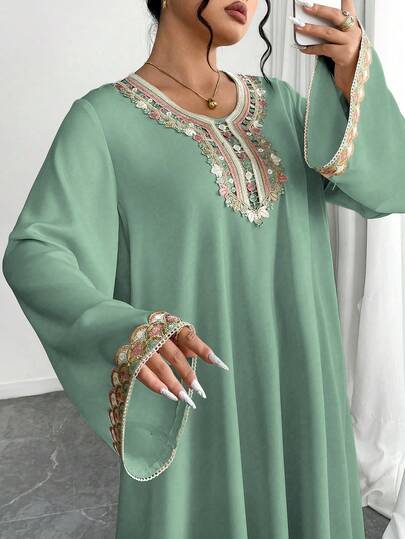 Al Najma فستان كاجوال فضفاض بأكمام طويلة وياقة على شكل حرف V مع زخرفة تطريز للمرأة البدينة