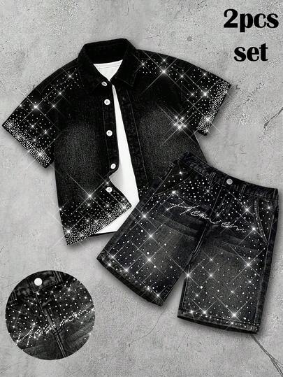 Bộ 2 món đồ cho bé trai: áo sơ mi ngắn tay và quần short rộng bằng vải denim đen in hình ngôi sao và chữ lấp lánh.