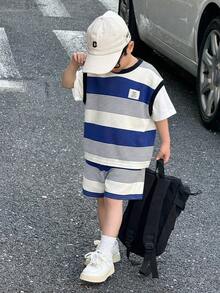 SHEIN Little Byeori 2件套男童休闲学院风舒适时尚简约百搭夏季可爱二合一条纹圆领T恤和松紧腰短裤套装，适合日常穿着、上学、外出、运动、春夏穿着，加厚抓绒面料 - 寶藍色 - 查看 1