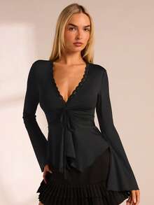 SHEIN Glamour Áo thun cổ chữ V sâu màu nâu tối giản gợi cảm, tay áo loe nhún bèo thắt eo. - màu đen - Xem 7