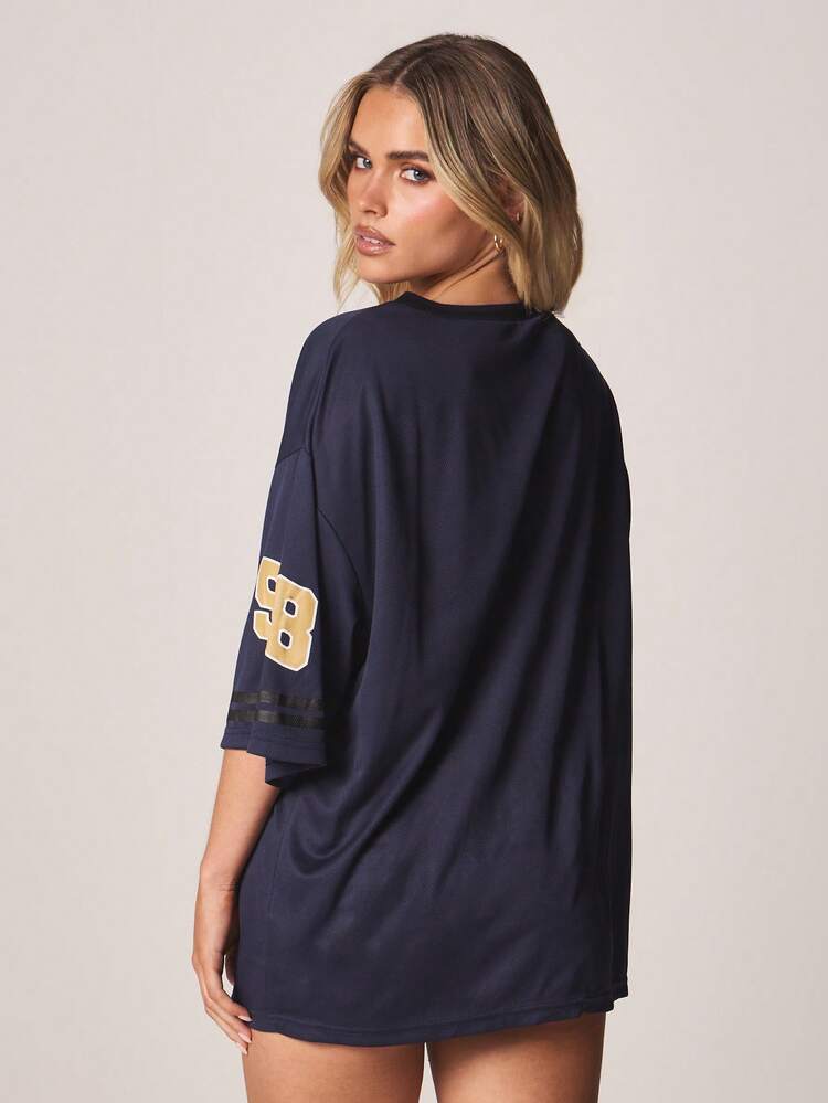 MISSGUIDED Surchemise de football surdimensionnée à col en V et manches courtes avec impression du numéro 98